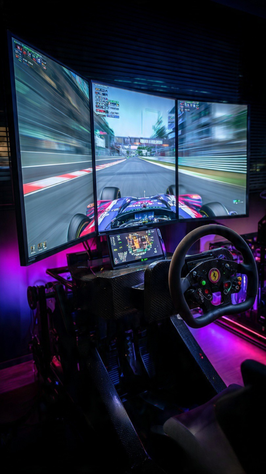 Cockpit premium de Sim Racing con volante Ferrari, dashboard digital y luces magenta