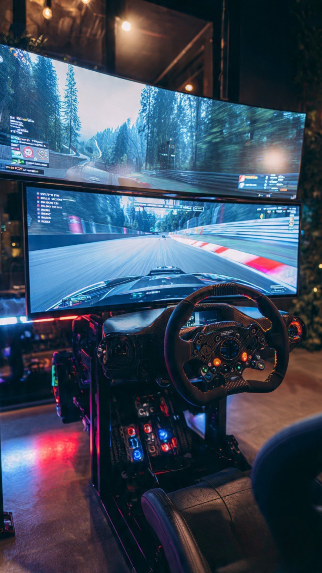 Setup de Sim Racing con monitores ultra panorámicos apilados y retroiluminación RGB
